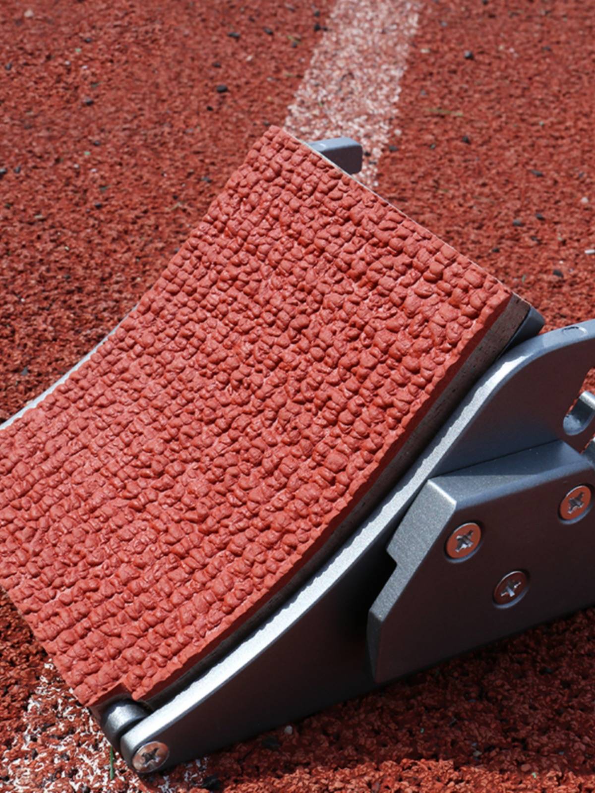 Aluminium alloy troupe pedals, plastic short-run track assisters, multi-purpose training in track and field trades