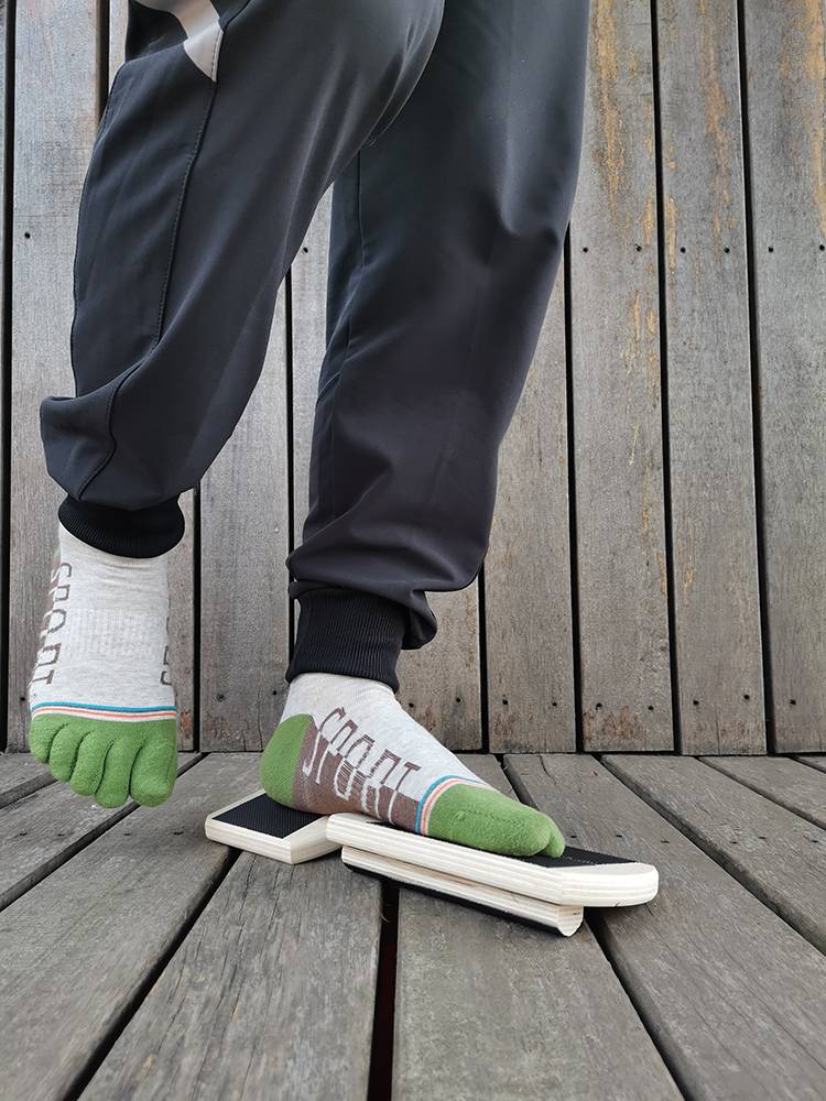 Blackboard full-power training plate ankles to reverse woodboard rebalancing