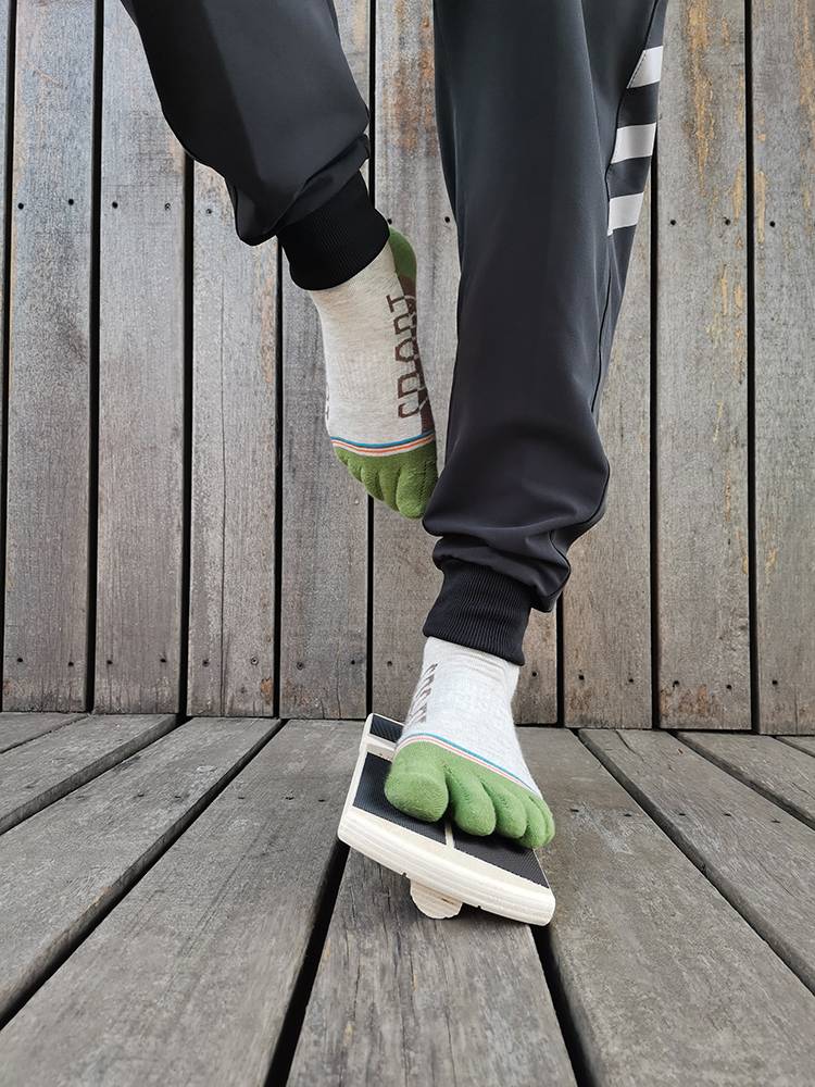 Blackboard full-power training plate ankles to reverse woodboard rebalancing