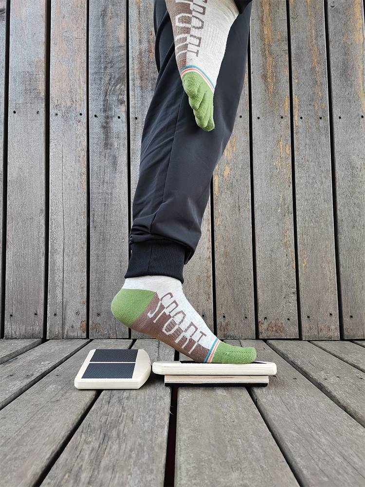 Blackboard full-power training plate ankles to reverse woodboard rebalancing