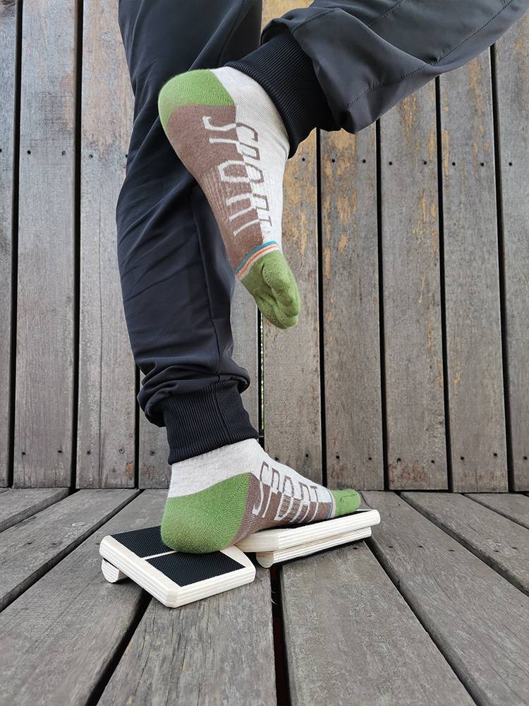 Blackboard full-power training plate ankles to reverse woodboard rebalancing