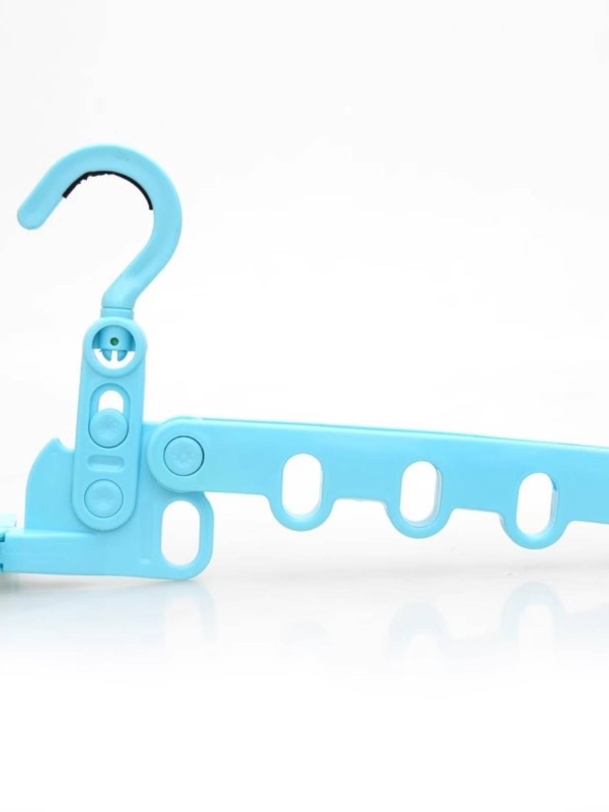 A five-hole hanger trip to a portable tourist hotel to hang clothes in a hanger