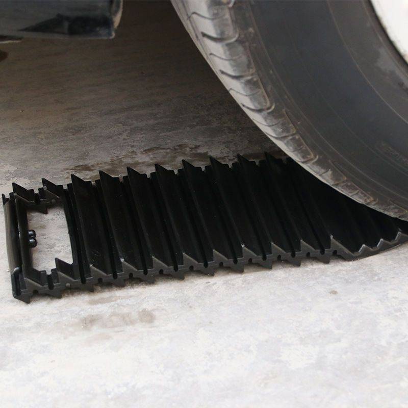 Car Land Cruiser self-saving mud pit snow tire slid off and rescue sand field outdoor incubators