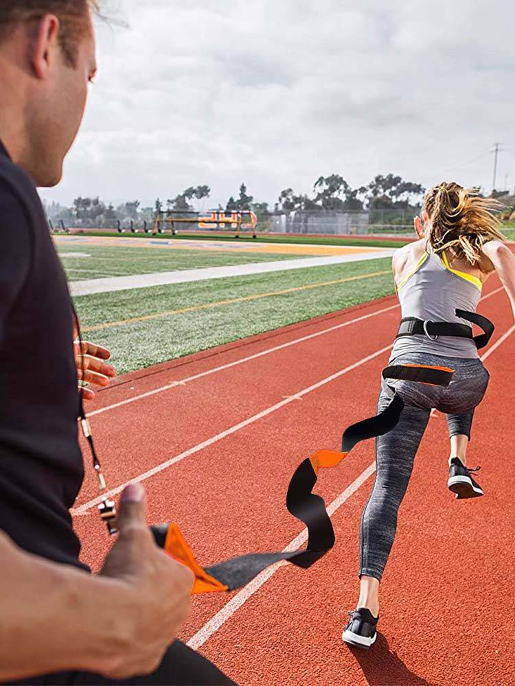 Soccer Accelerator training instant bursting track and track and breaking the release of the drag strip