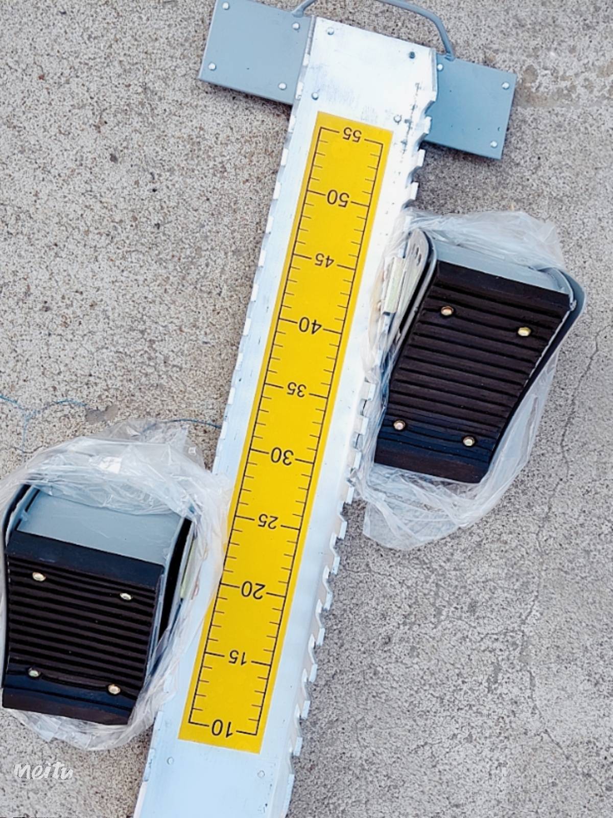 Aluminium alloy starter track and track equipment, and thick aluminium bands, adjustable