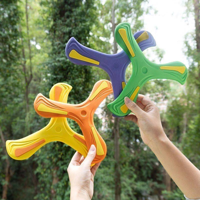 Three-leaf Scrambling Child Black Tech flew to the Flying Disk so that the Scrambling Scramble wouldn't suck a toy
