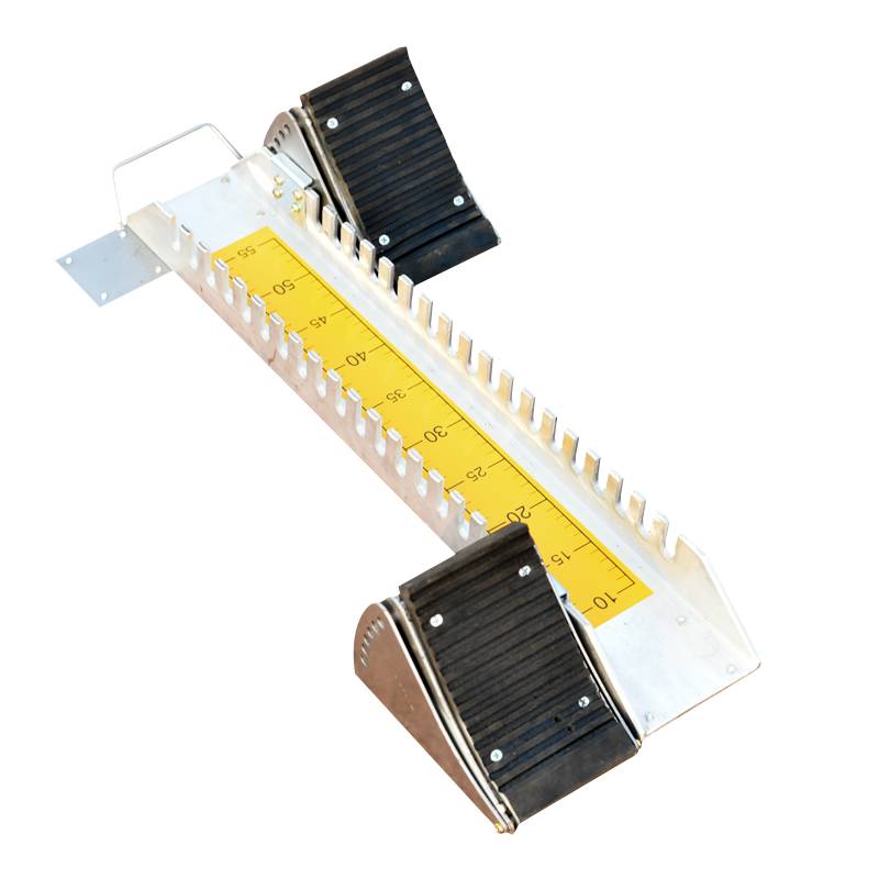 Aluminium alloy troupe pedals, plastic short-run track assisters, multi-purpose training in track and field trades