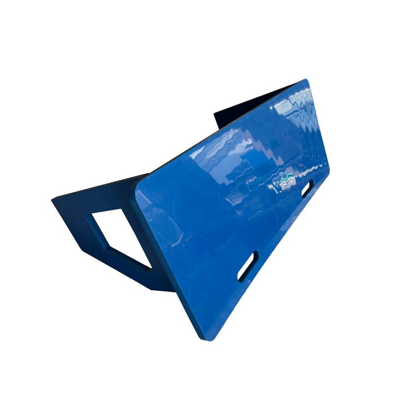 Soccer training rebounds to adjust the plate to catch the foot, and folds the children's block
