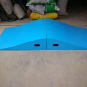 In the middle of the day, children's day-to-day children's day-to-day school were trained in ramp-to-drive skiing equipment,