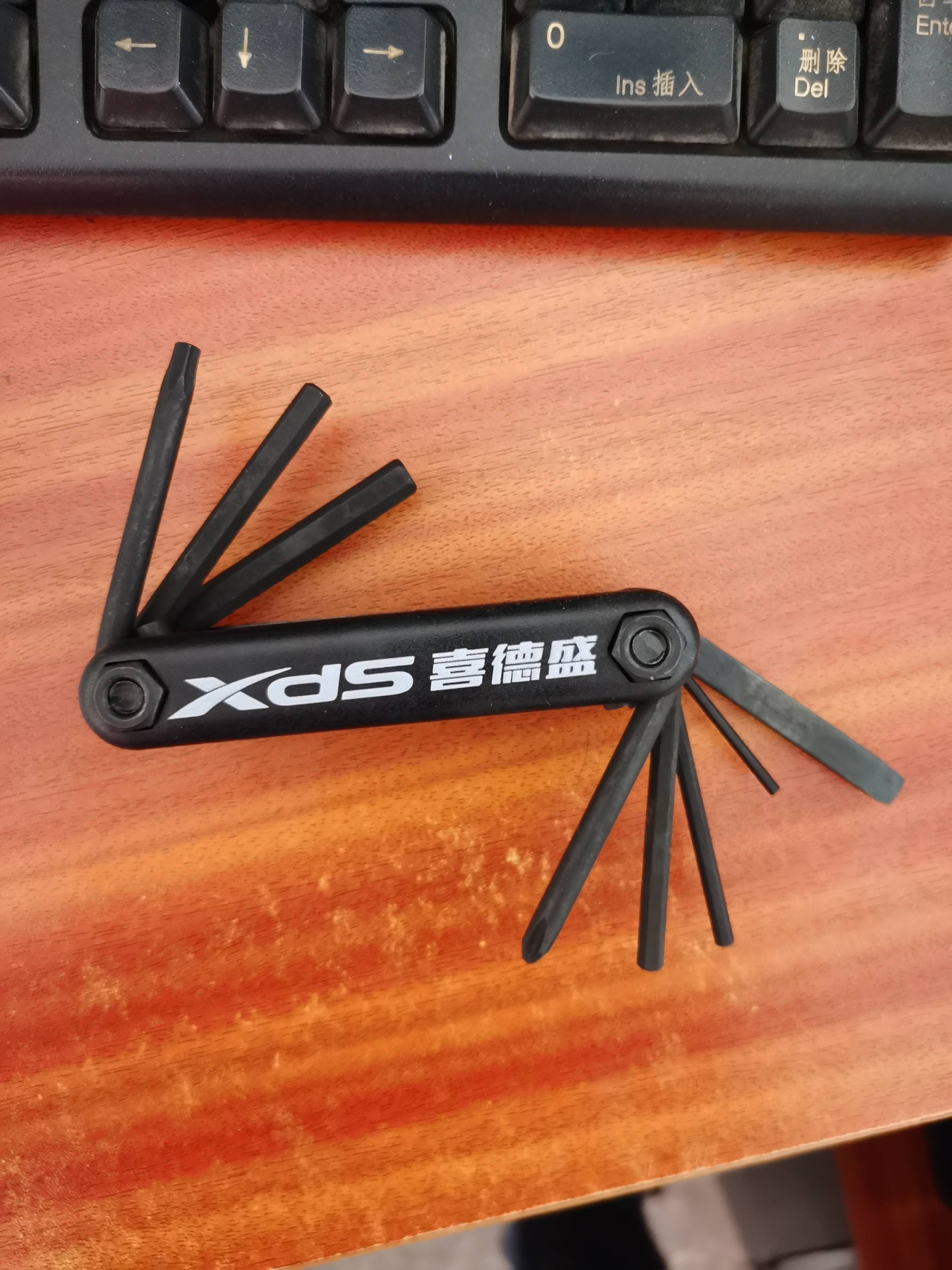 Installation of a multipurpose mountain repair vehicle with a six-point plum wrench set in the Heidelberg bike maintenance tool