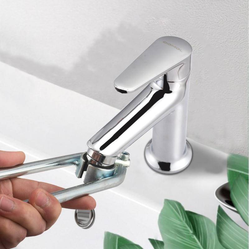 THE STARTER WRENCHS OUT OF THE SKATING-PROOF FILTRATION NET WITH THE TAPS IN THE FACEWASH KITCHEN