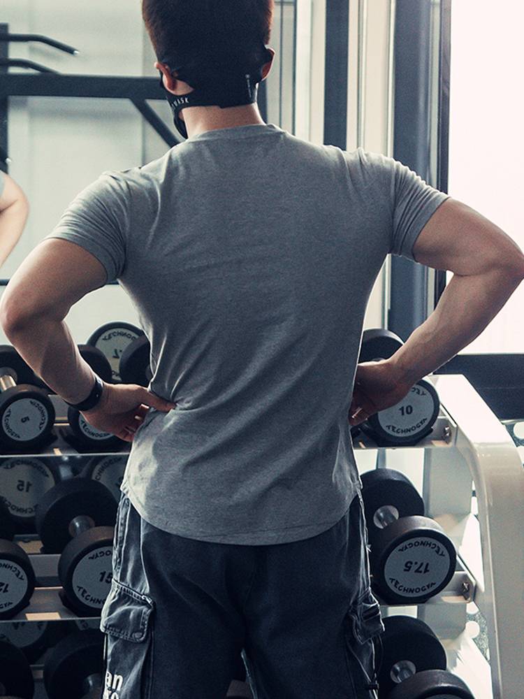 gym short sleeves and t-shirts for a man in a pure sweating suit