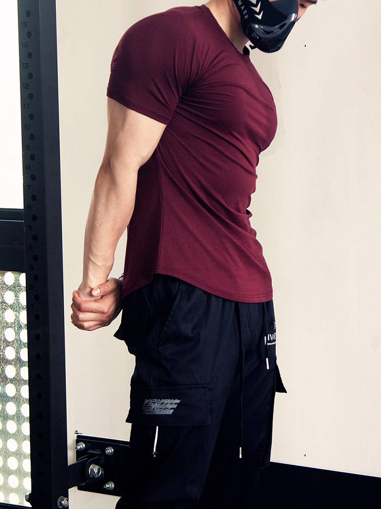 gym short sleeves and t-shirts for a man in a pure sweating suit