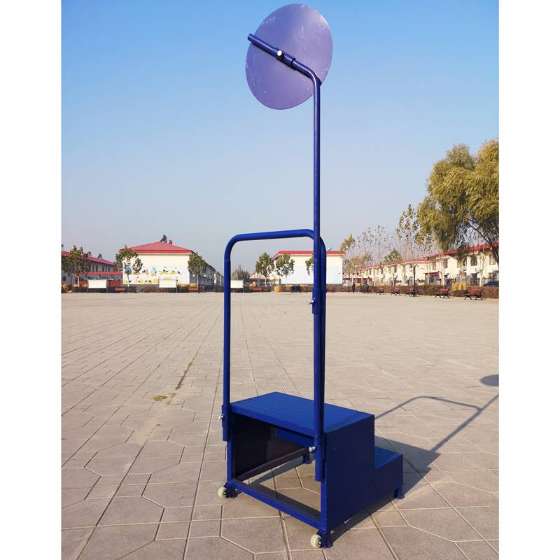 The Xinjiang Sports Games gave the equipment to the station to issue the flag