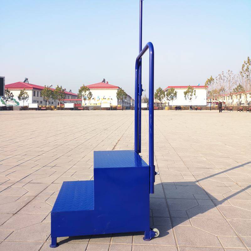 The track and field competition gave the equipment to the station to issue the flag and elastic pull belt