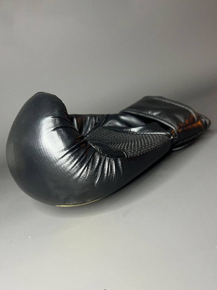 A boxing glove professional trained a child boxing boxing boxing package for a full-blown boxing competition for adults
