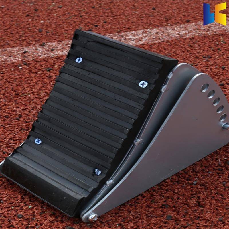 The small-school track starter competition uses a running aider to adjust the pick-up in the plastic runway training