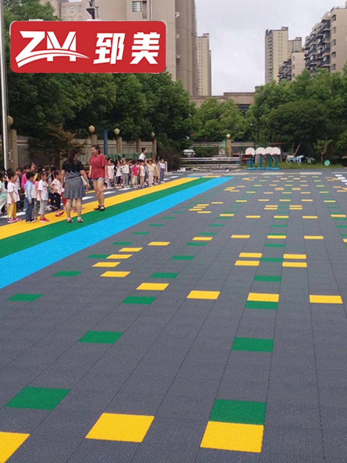 Scrambling sports floor mats outside the kindergarten badminton field