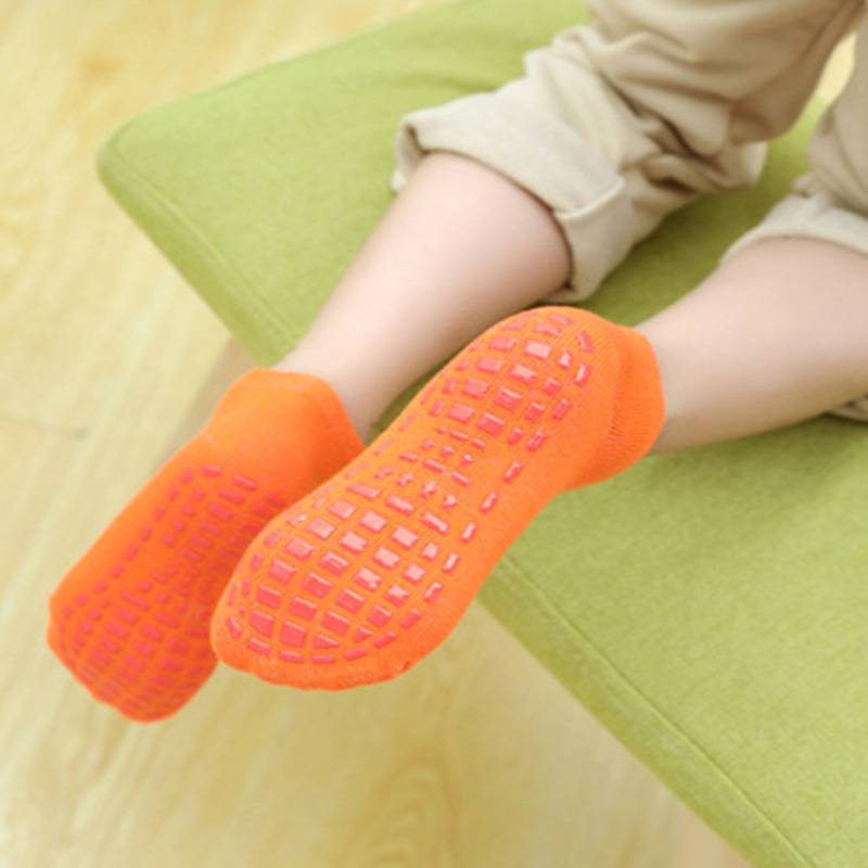 Slipped stockings for summer-spanned children's playground floors and stockings, pure tampons, and early teaching of sock-sets for sports buns