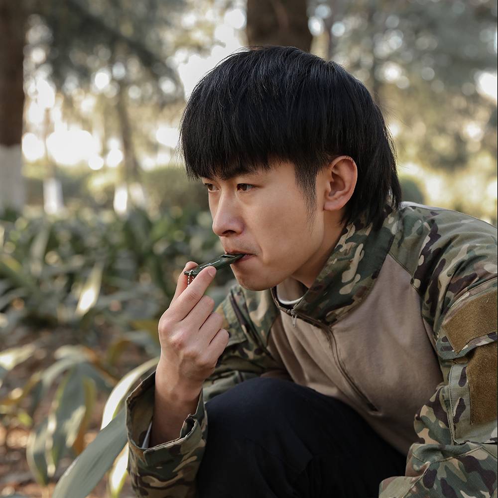 Factory direct selling Survive high -frequency three -frequency outlet, environmentally friendly multi -functional multi -function outdoor equipment life -saving survival whistle