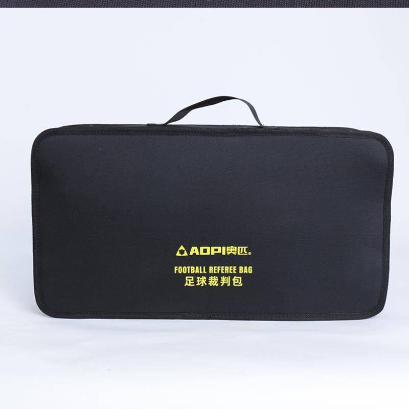 The football referee packs the kit and supplies, the red-and-yellow pick-up