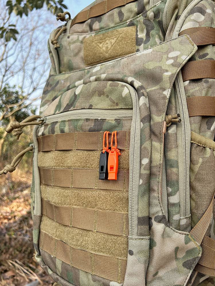 Outdoor mini -survival whistle Wild life -saving whistle plastic zipper head high decibel emergency equipment seeking help signal