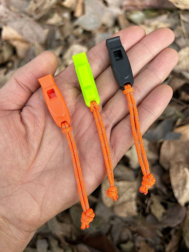 Outdoor mini -survival whistle Wild life -saving whistle plastic zipper head high decibel emergency equipment seeking help signal