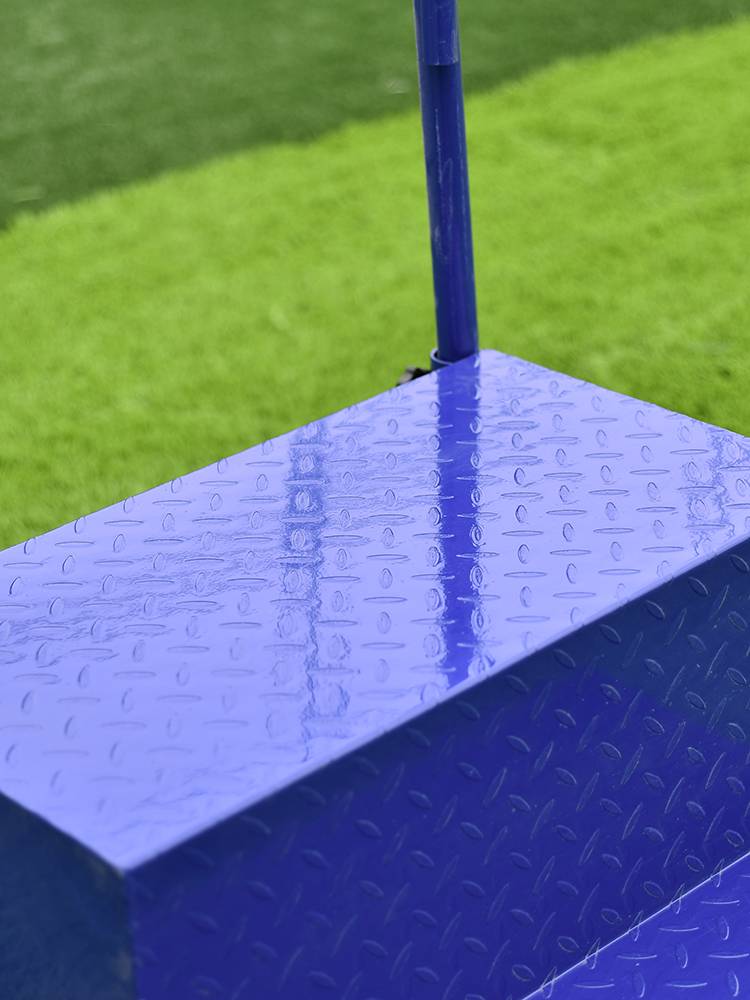 The referee's desk is thickened by a slider