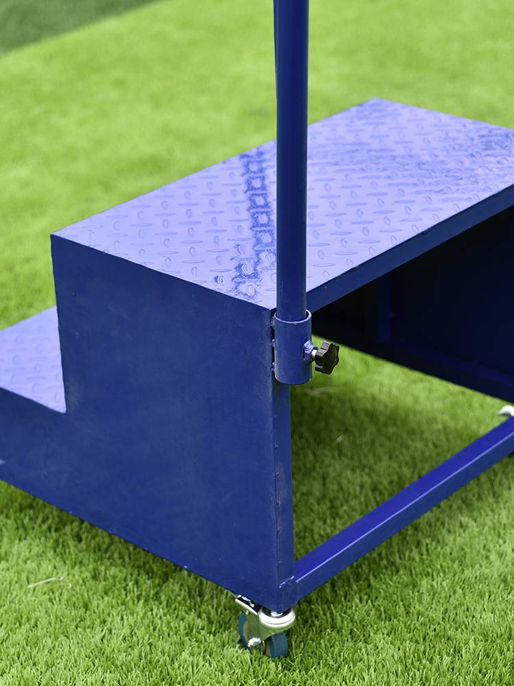 The referee's desk is thickened by a slider