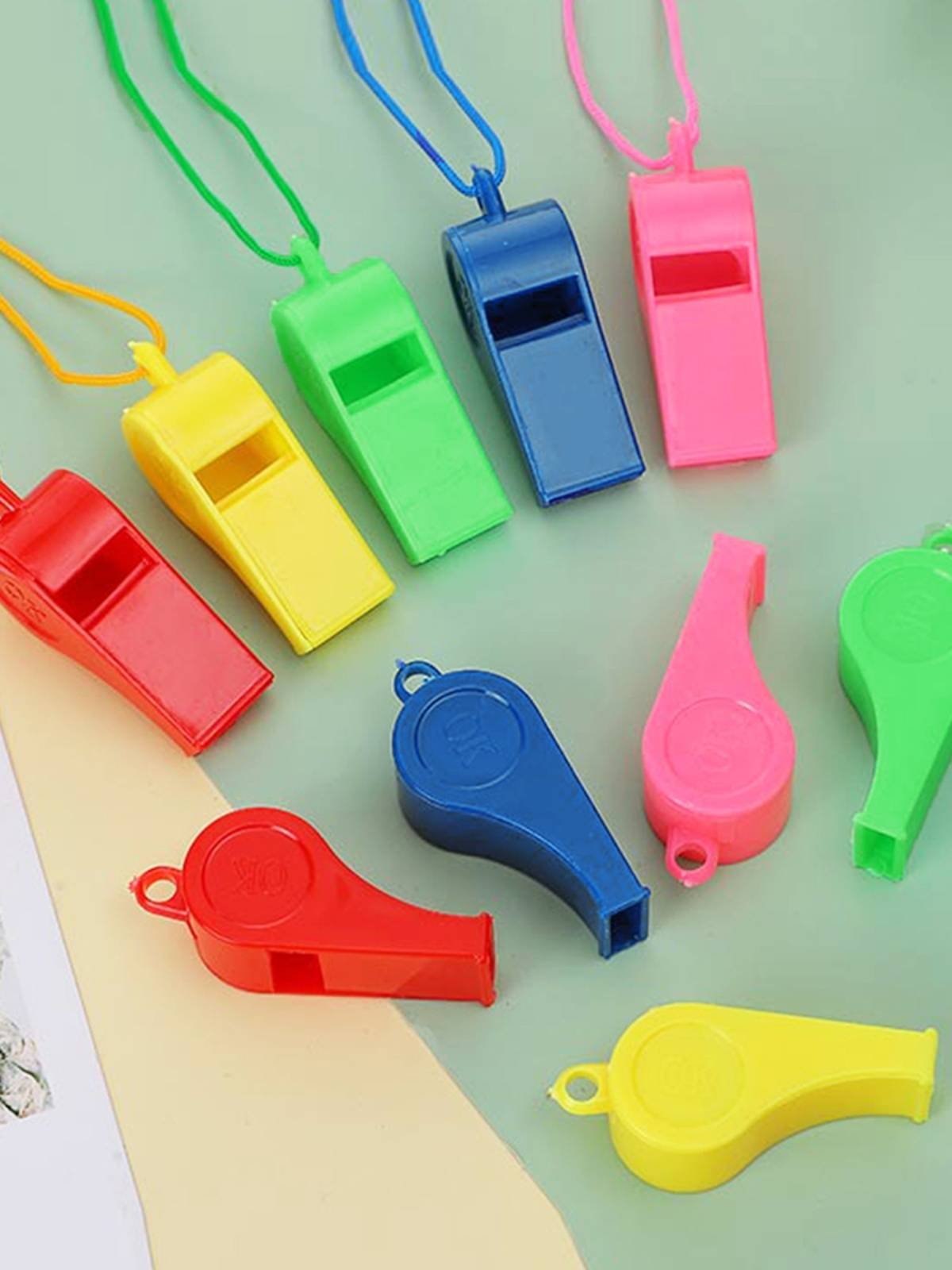 Children's color mixed -match plastic whistle toy World Cup Fans Gusty Come Come on Survival Judgment Whistle