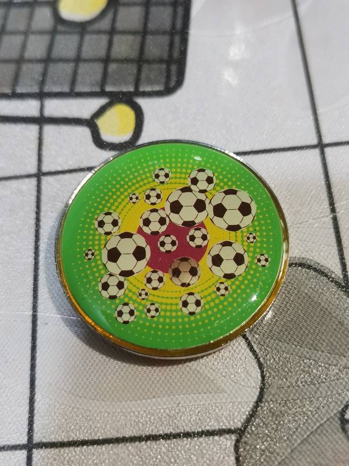 Soccer ping-pong badminton referee picks the edger, picks the coin, picks the edger