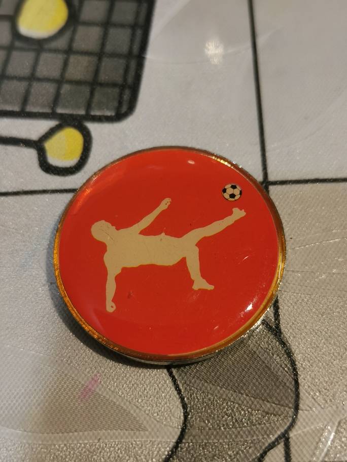 Soccer ping-pong badminton referee picks the edger, picks the coin, picks the edger