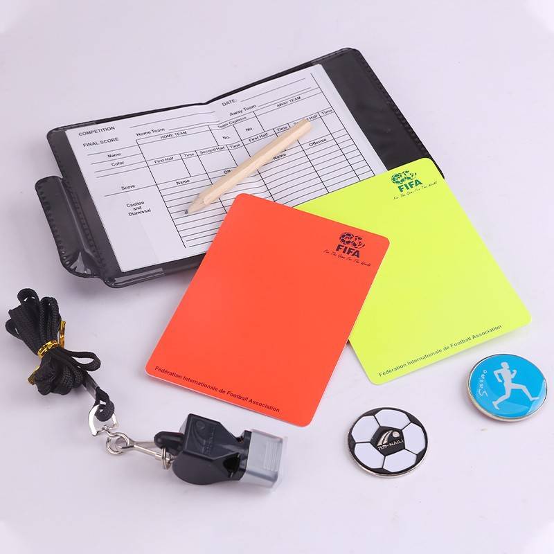 Soccer game referee's equipment, red and yellow, to record the flag-scrambling on the side of the paper-picker whistle