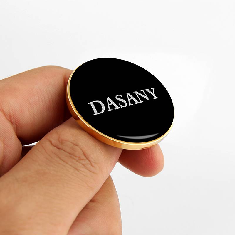 The football referee picks the coin, the football coach's badminton picker, and the ping-pong throws the coin