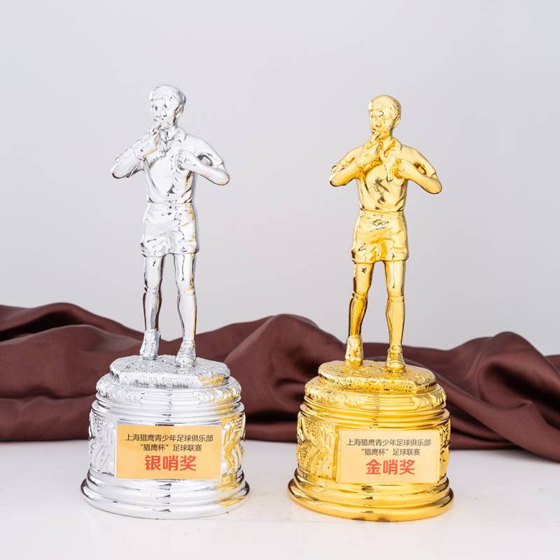 Soccer referee's resin trophy, electric plating whistles, sports souvenirs, fans