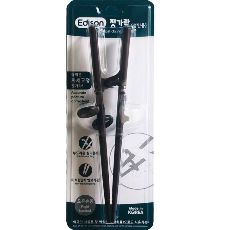 Adult children learn chopsticks appliances to assist adolescents and chopsticks to correct the training of chopsticks.