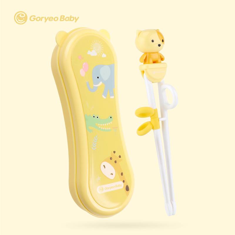 Yellow puppy learn chopsticks+boxes