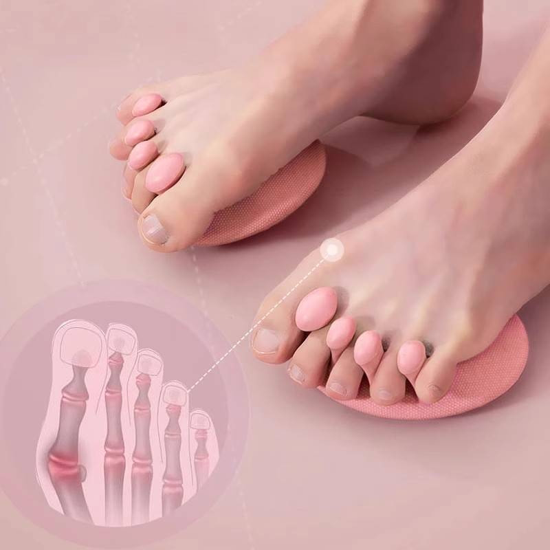 The toal trainer corrects the toes' toes' toes' toes' thumbs
