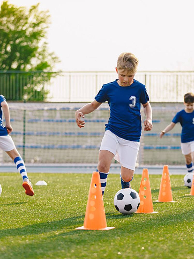 Sign the barrel football training disorder around the ice cream tapered bucket pile pile pile football training auxiliary equipment
