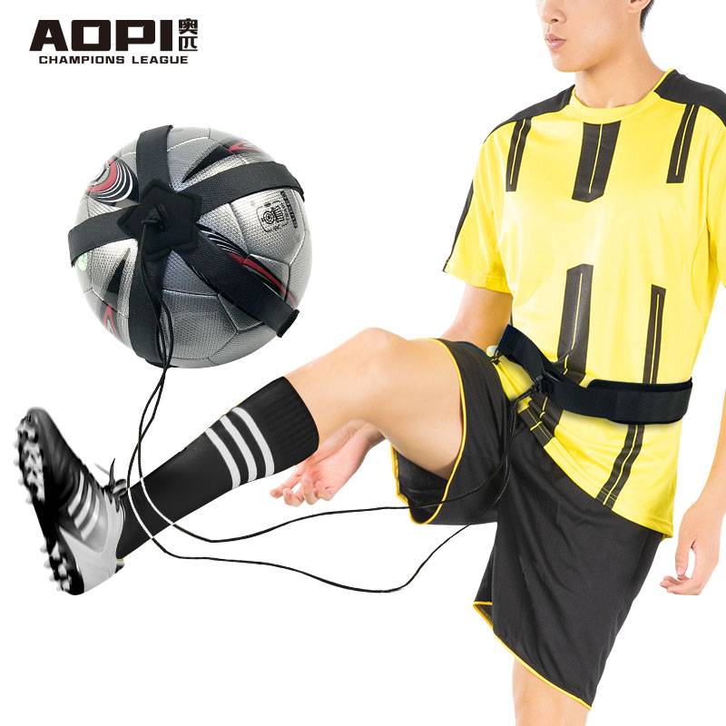 A ball-and-ball-showed football-trained game-control equipment for primary and secondary school children tied to their backs and bounced back