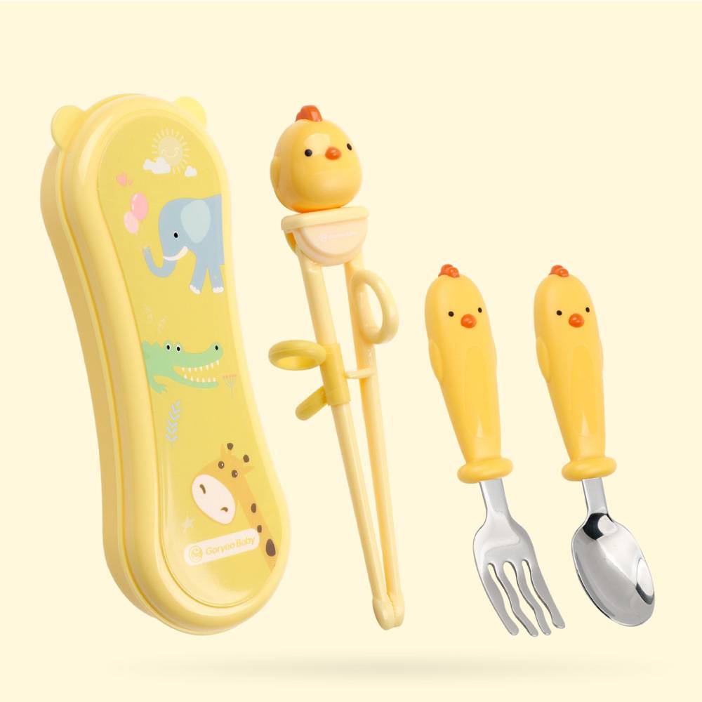 Yellow chicks learn four pieces of chopsticks