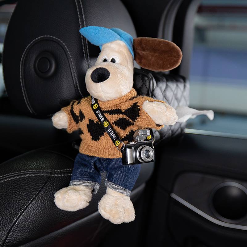 Spot sweater and baseball cap [paper towel box]