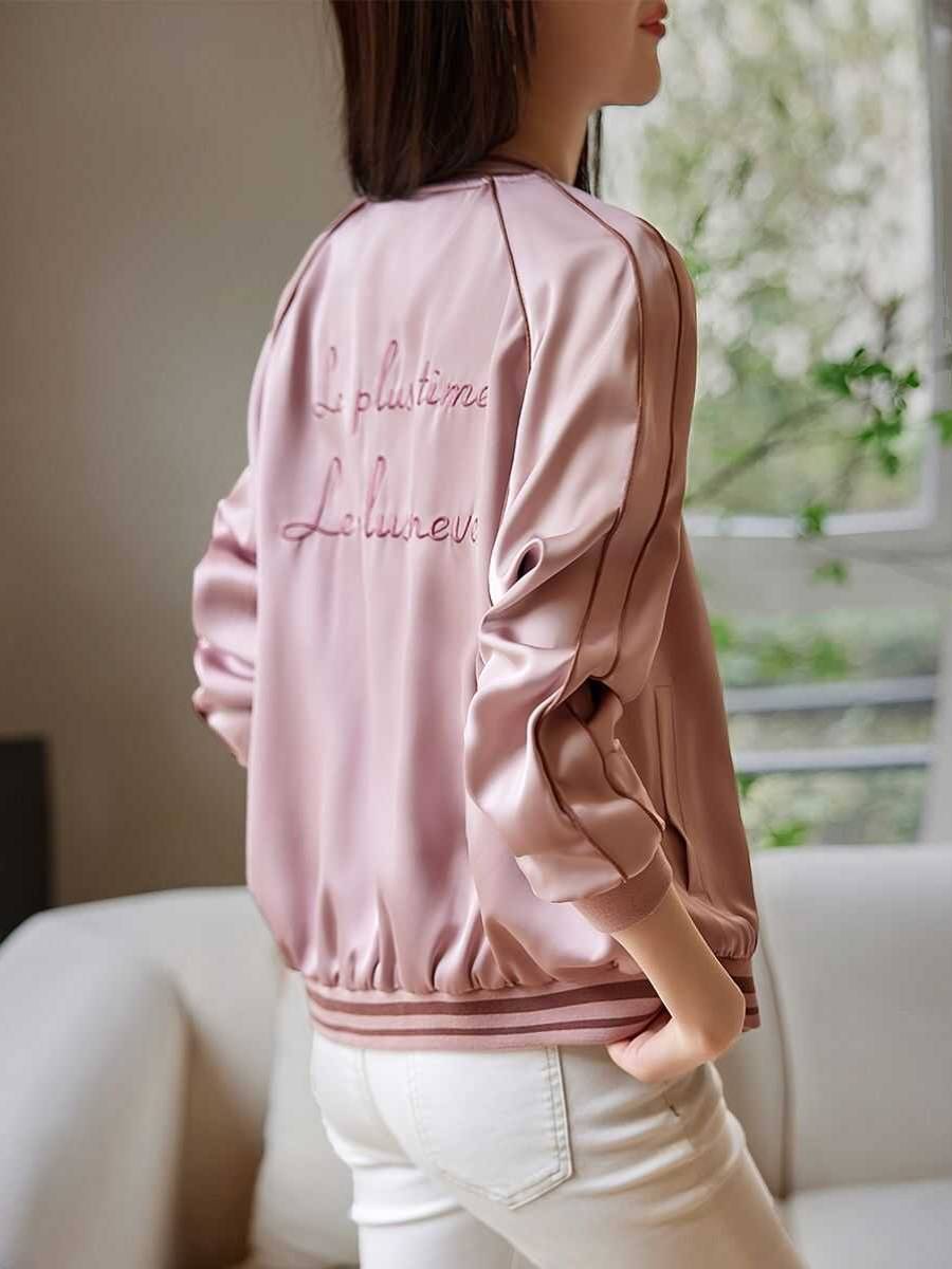 The girl in the high-quality baseball suit has a very thin and thin spring jacket on her jacket