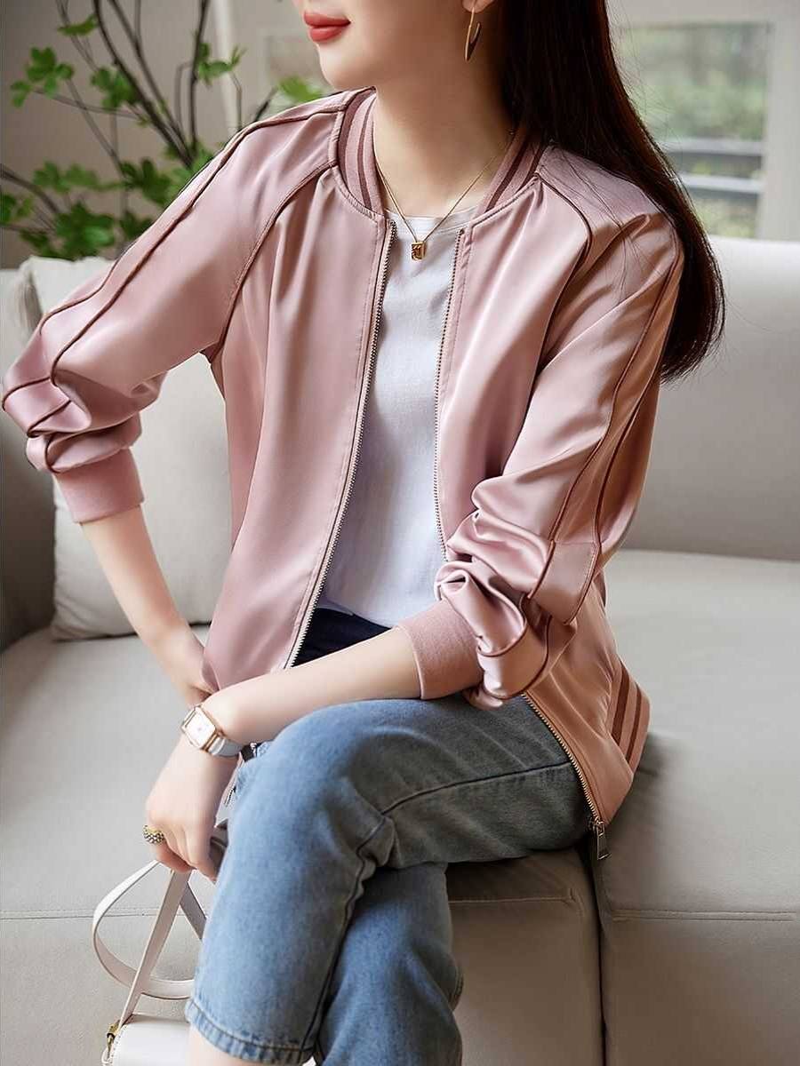 The girl in the high-quality baseball suit has a very thin and thin spring jacket on her jacket
