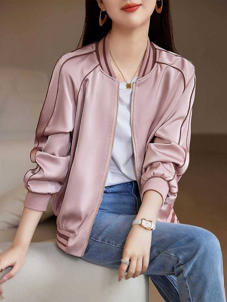 The girl in the high-quality baseball suit has a very thin and thin spring jacket on her jacket