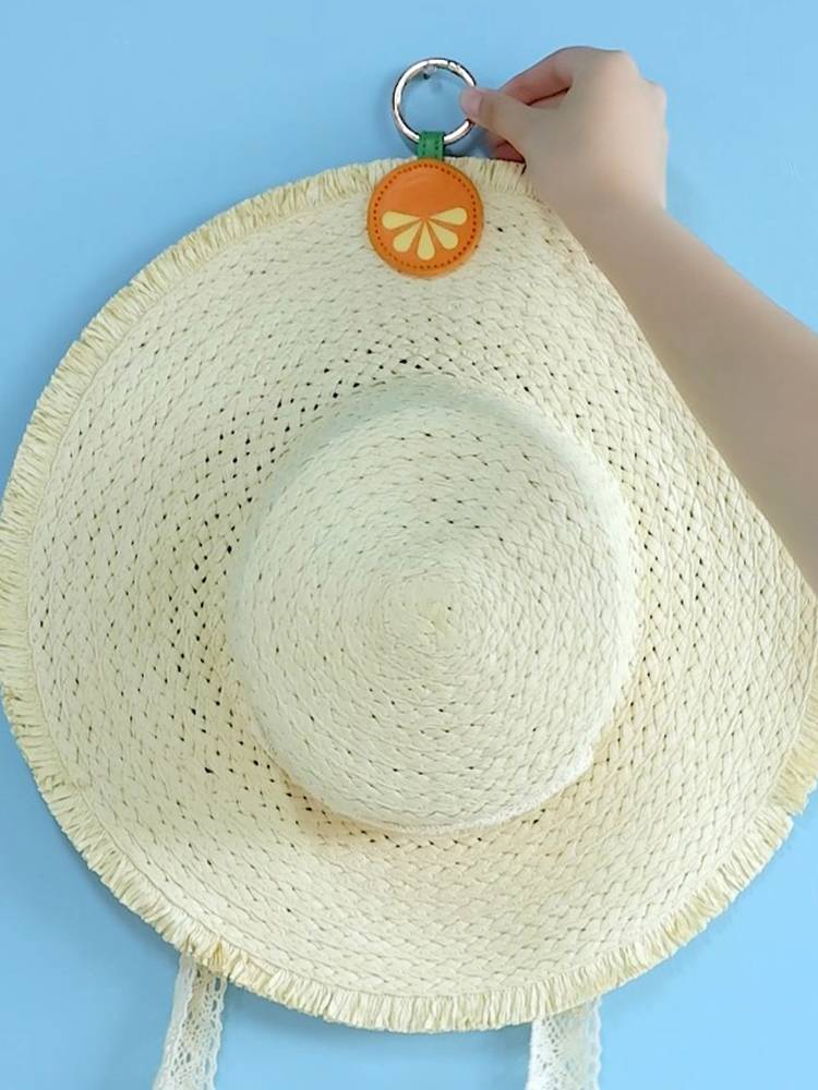 Magnetic hat clip with travel bag hanging on the sun hat artifact baseball cap