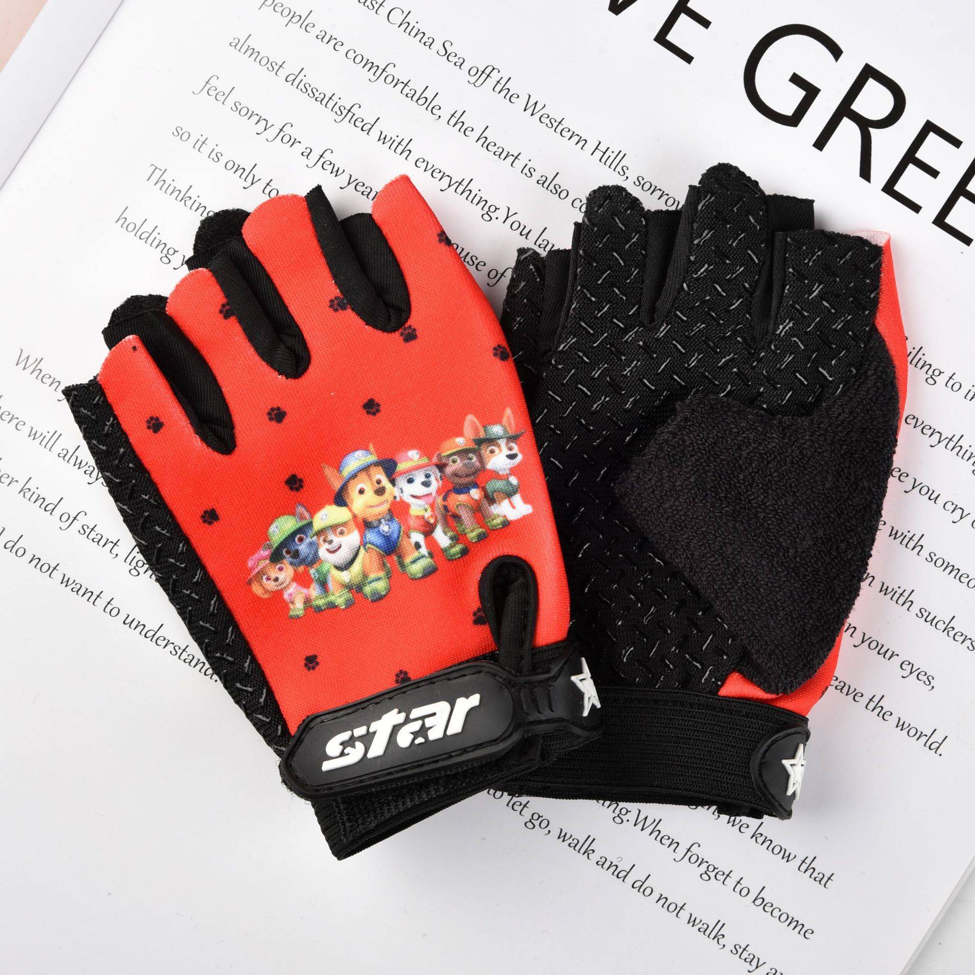 New children's semi -finger anti -sliding glove outdoor riding sports skateboard skating baseball children's color painted cartoon gloves