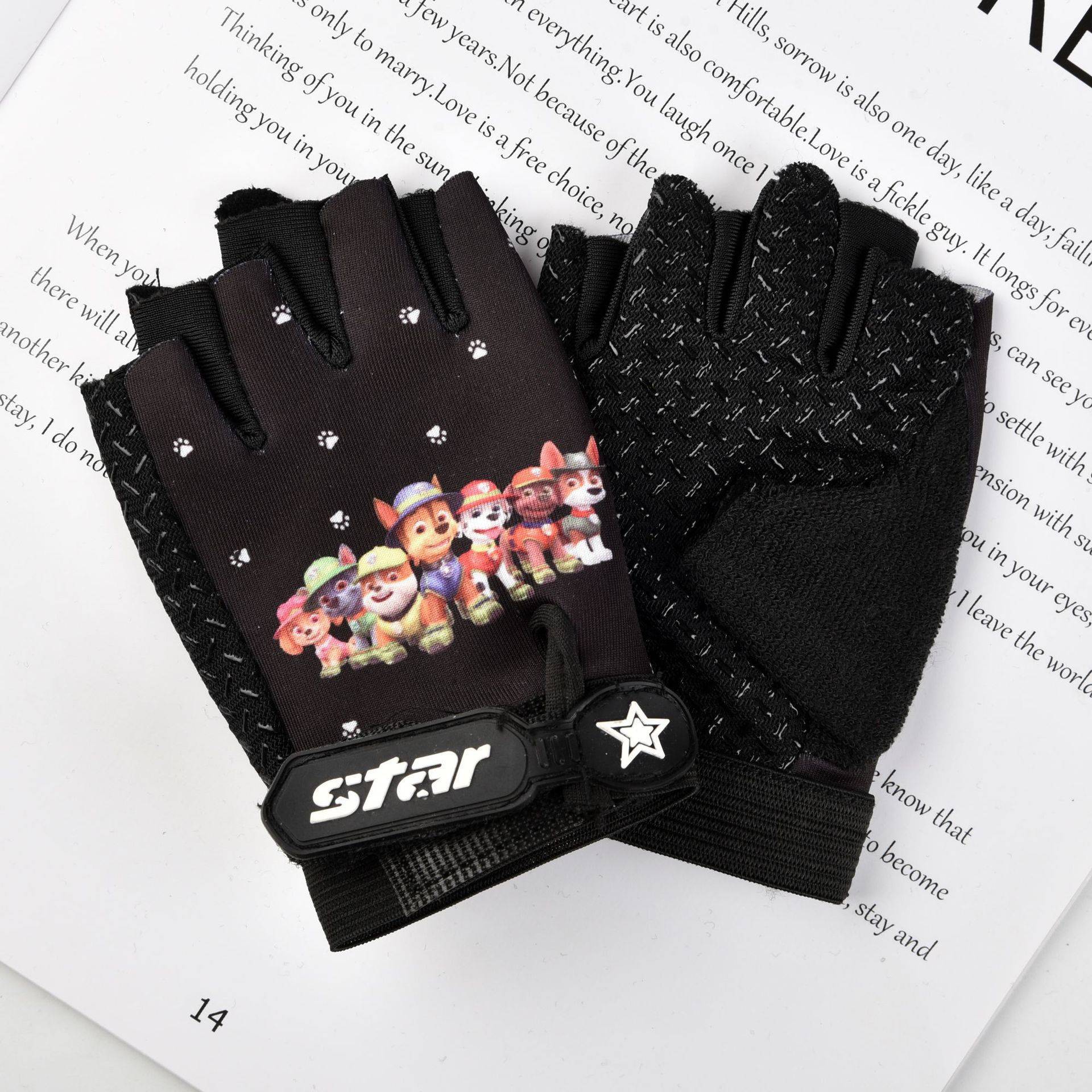 New children's semi -finger anti -sliding glove outdoor riding sports skateboard skating baseball children's color painted cartoon gloves
