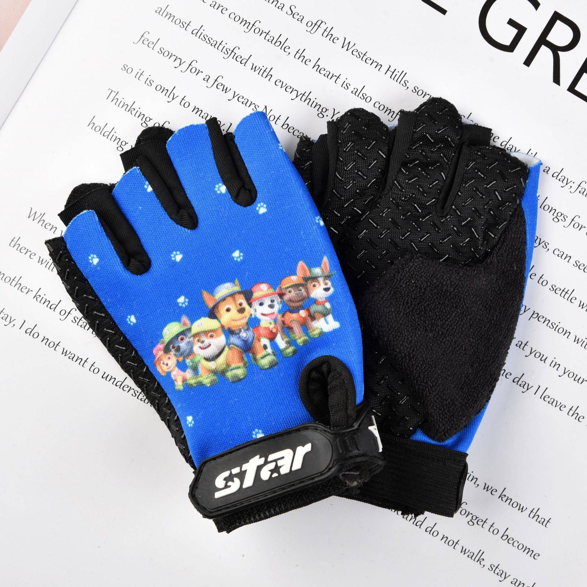 New children's semi -finger anti -sliding glove outdoor riding sports skateboard skating baseball children's color painted cartoon gloves