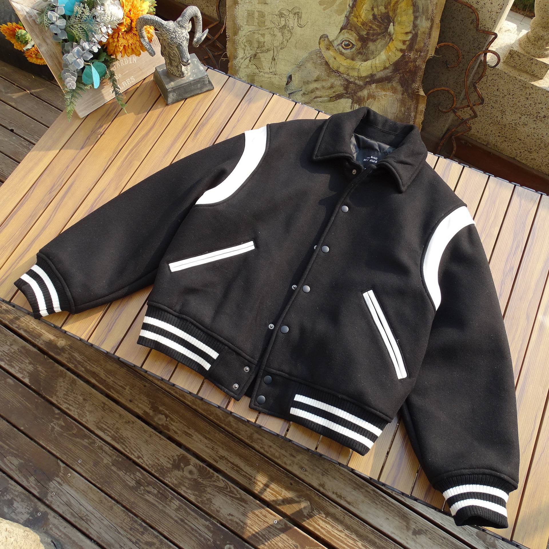 Tip: The white sheepskin part has slight pollution